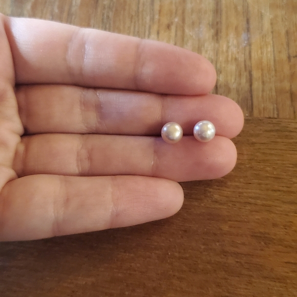 NWOT Tiny 6mm Silver Purple Freshwater Pearl Studs - Picture 3 of 7